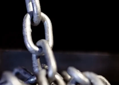 What is the difference between chain grades feature image. It shows grade 30 chain in a pile.
